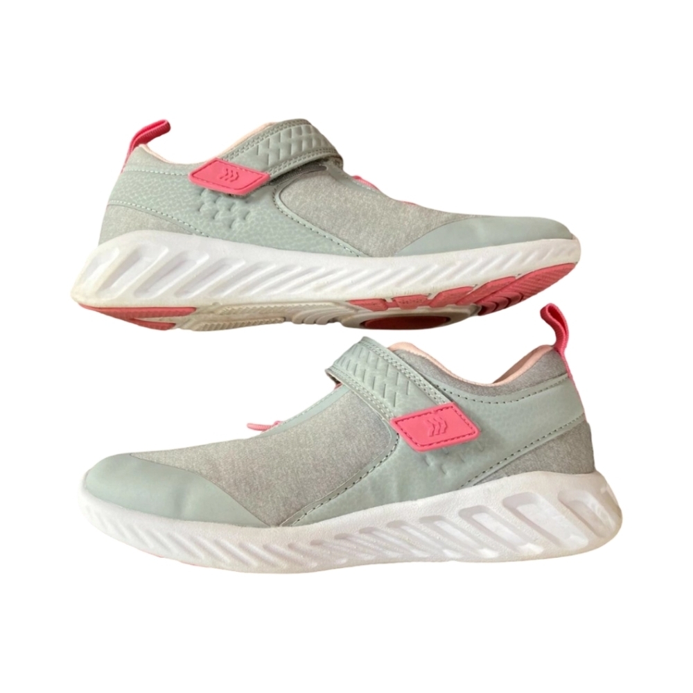 🔥Target Kids Sneakers in Gray and Pink Size 2🔥5$ If You Get Bundle🔥 - Picture 3 of 4